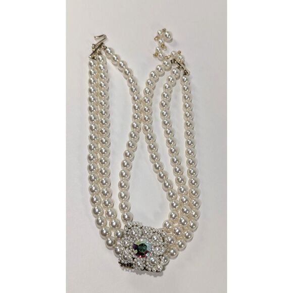 Faux White Pearl Three Strand Choker - Picture 2 of 9